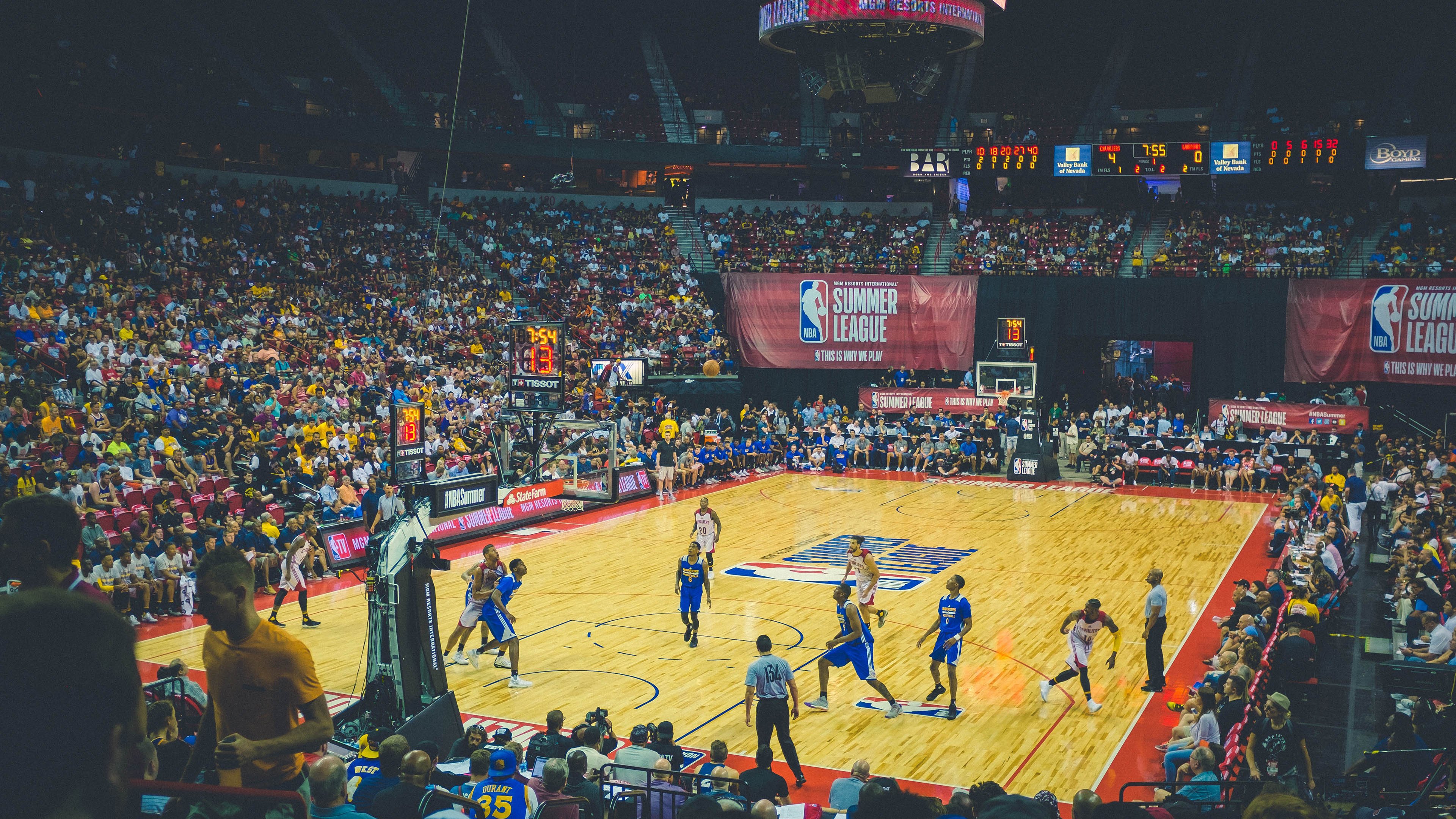 ac米兰官网-球迷自制“燃动”短片，新颖剪辑惊喜不断，篮球自媒体视频怎么做